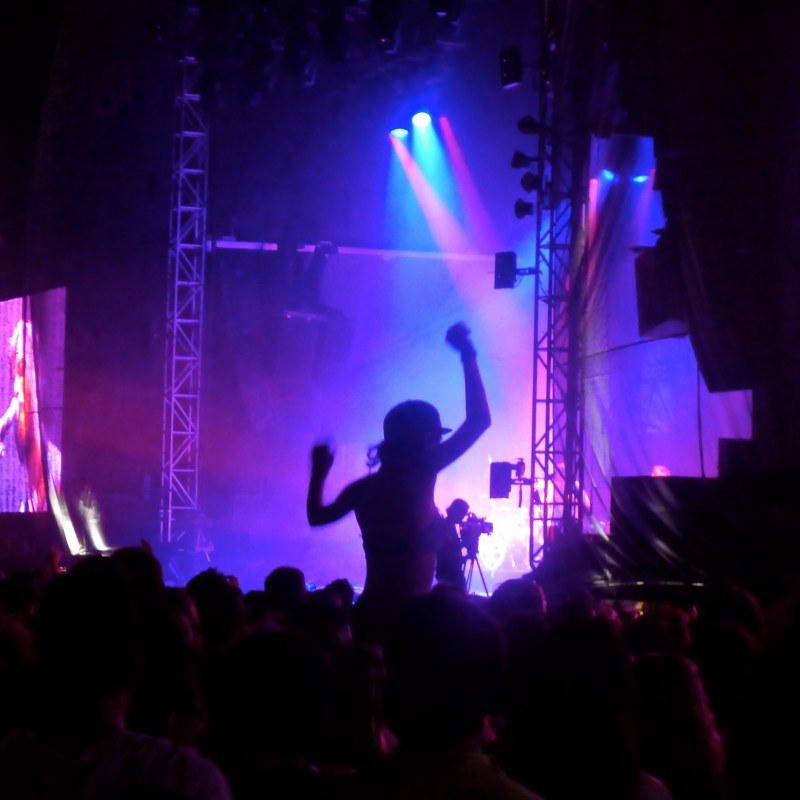 Dancing Concert Girl sitting on shoulders, The Black Keys